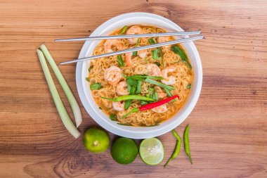 Tom yam koong erişte çorbası