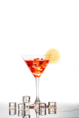 kırmızı beyaz zemin üzerine limon kokteyli