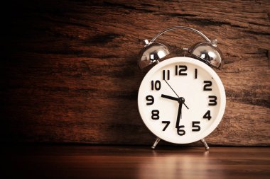 ahşap eski arka plan üzerinde beyaz çalar saat