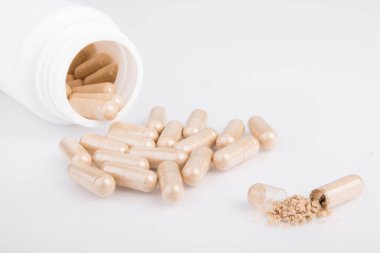 Şişeden dökülen bitkisel ilaç hapları