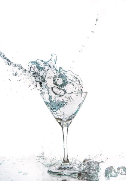Vaso de agua y hielo sobre fondo blanco — Foto de Stock