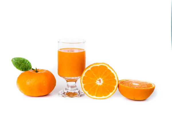 Orangensaft und Früchte isoliert auf weißem Hintergrund — Stockfoto