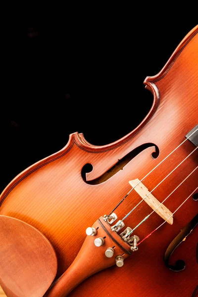 Вінтажна скрипка на чорному тлі — стокове фото