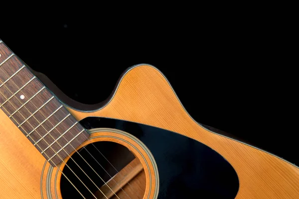 Gitara detal na czarnym tle — Zdjęcie stockowe