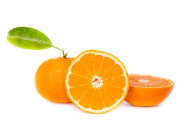 Beyaz arkaplanda portakal meyvesi izole