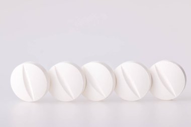 beyaz arka plan üzerinde ilaç beyaz tablet