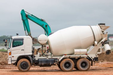 İnşaat alanında çimento karıştırıcı kamyon
