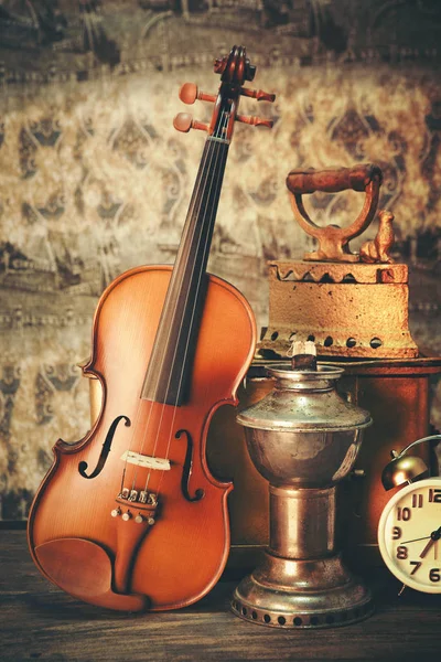 Violin-Stilleben med en träfigur — Stockfoto