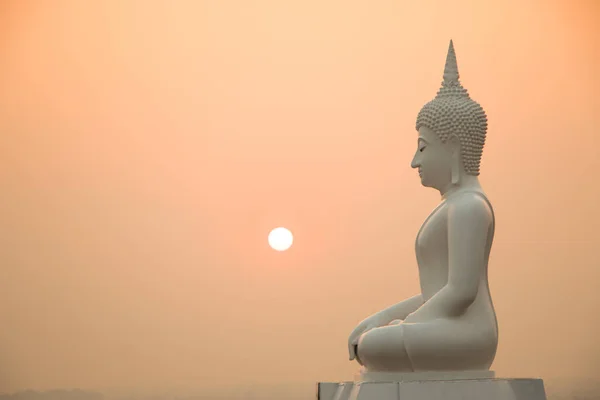 Statue de Bouddha avec coucher ou lever du soleil — Photo