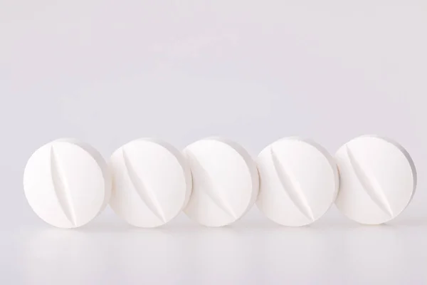 白い背景に薬物白い錠剤 — ストック写真