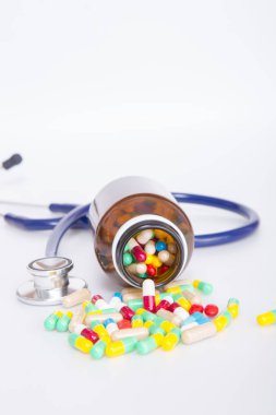 ilaç stetoskop ile şişeden dökülen, medica ile ilaç