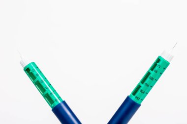 Beyaz arka plan üzerinde şeker hastaları için insülin kalem