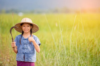yeşil alanda küçük gülümseyen kız çiftçi portresi