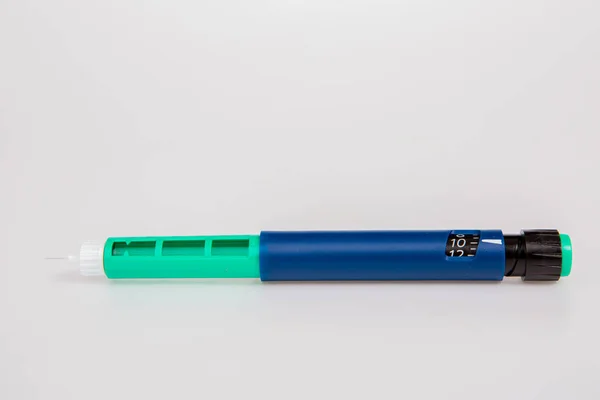 Beyaz arka plan üzerinde şeker hastaları için insülin kalem — Stok fotoğraf