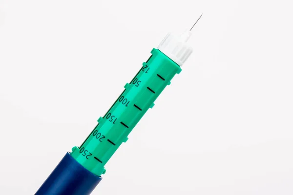 Pluma de insulina para diabéticos sobre fondo blanco — Foto de Stock