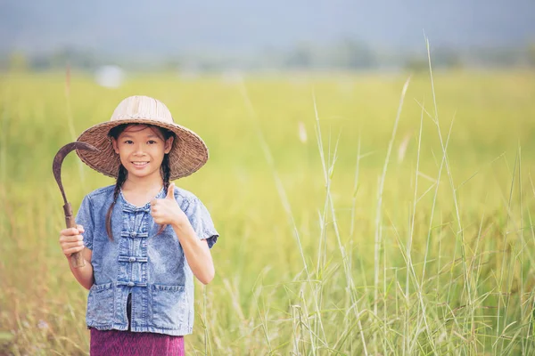 Retrato de niña sonriente agricultor en campo verde — Foto de Stock