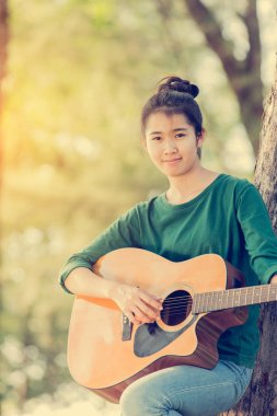 Ormanda gitar çalan kadın