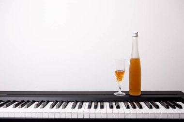beyaz arka plan ile piyano şarap cam