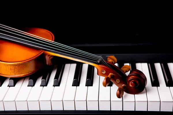 Violino no piano em um fundo preto — Fotografia de Stock