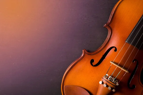 Violino vintage su sfondo nero — Foto Stock