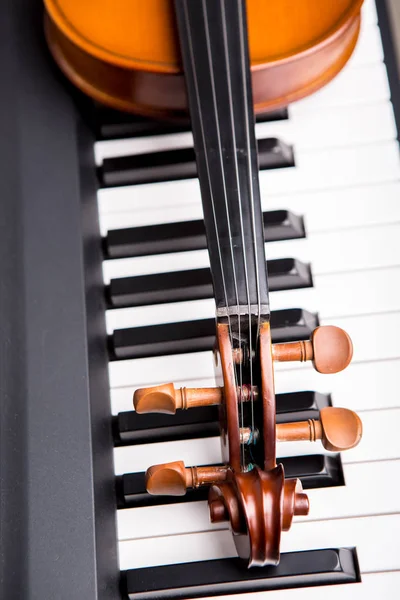 Violino no piano em um fundo preto — Fotografia de Stock