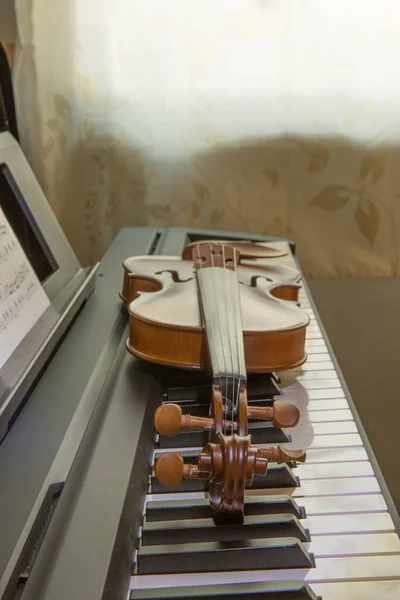 Violino classico sulla tastiera del pianoforte — Foto Stock