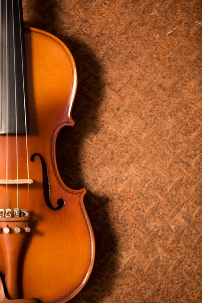 Violino vintage con vecchio sfondo in acciaio con spazio copia — Foto Stock