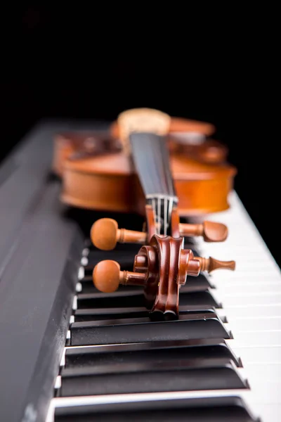 Violino no piano em um fundo preto — Fotografia de Stock