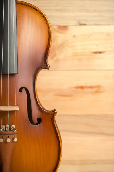 Violino em fundo de madeira — Fotografia de Stock