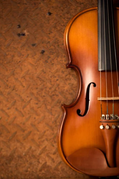 复古小提琴与旧钢背景与复制空间 — 图库照片