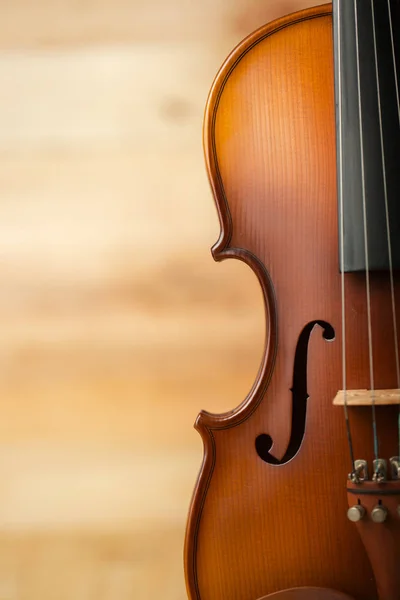 Violino su sfondo di legno — Foto Stock