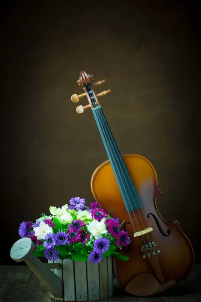 Vintage Geige mit altem Stahlhintergrund mit Blume — Stockfoto