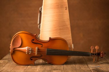 Vintage keman ve eski çelik arka plan ile durumda