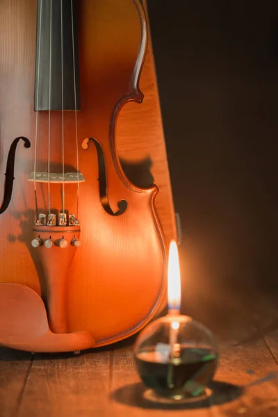 Скрипка з ліхтарем на старому сталевому фоні, натюрморт — стокове фото