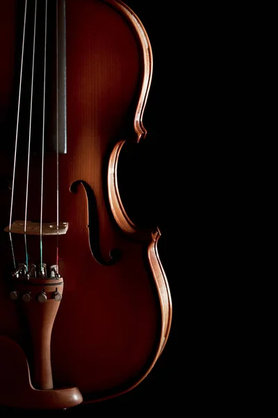 검은 배경에서 외따로 떨어져 있는 바이올린을 클로즈업 한 모습 — 스톡 사진