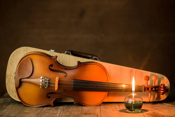 古い鋼鉄の背景にランタンとバイオリン、静物 — ストック写真