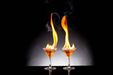 siyah arka plan üzerinde yanan alkol ile şarap cam