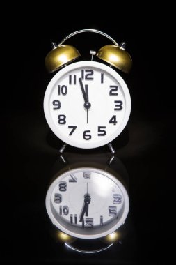 Koyu arka plan ve yansımalı çalar saat