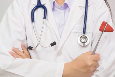 bir refleks çekiç tutan ceket doktor