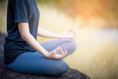 asyalı kadın Yoga doğada açık dinlenmek için dinlenmek