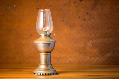 Eski stee üzerinde petrol fener ile Natürmort sanat fotoğrafçılığı kavramı