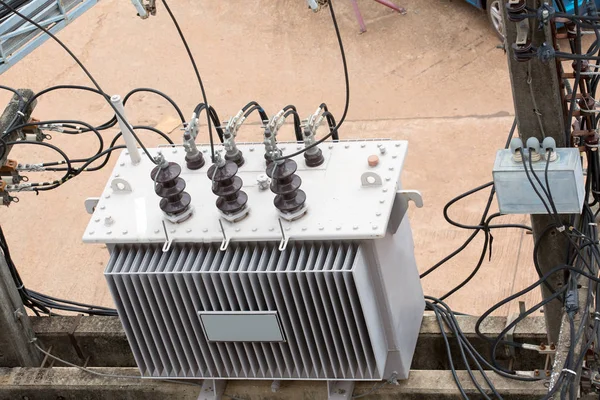 Электрический трансформатор на электрическом полюсе — стоковое фото