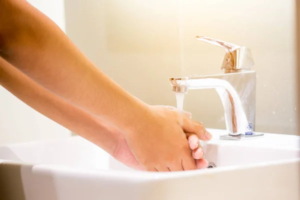 Πλύσιμο τα χέρια κάτω από το ρέοντας νερό βρύσης — Φωτογραφία Αρχείου