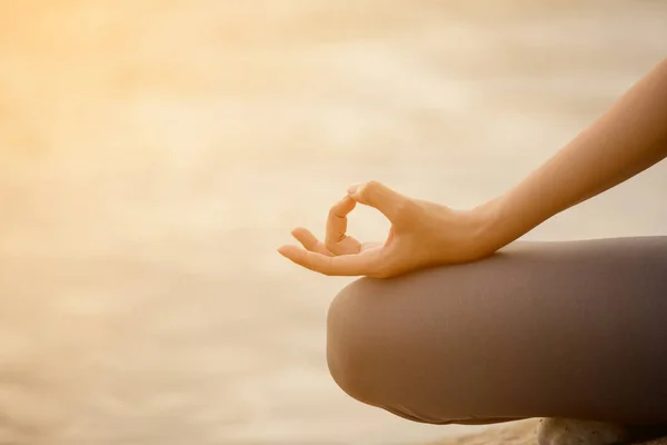 Closeup hand of girl yoga in the park — Stock Photo, Image