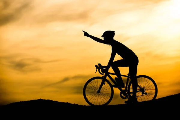 Silhouette of man on mountain bike at sunset — Stock Photo, Image