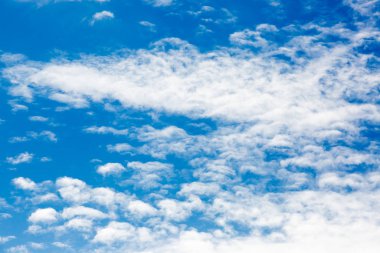 Mavi gökyüzündeki bulutlar
