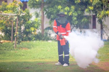 Aedes öldürmeye çalışan böcek öldürücüler ile yerleşim bölgesinde sisleme 