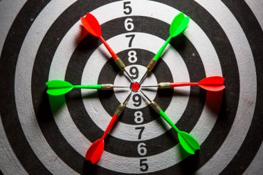 Dart siyah arka plan üzerinde izole