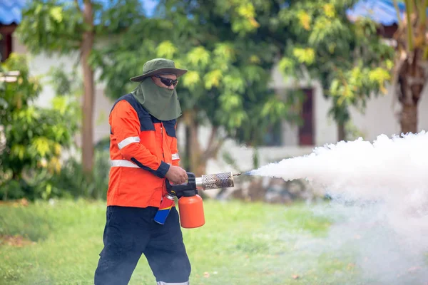 Munkavállaló ködképző lakónegyedben rovarölő ölni aedes — Stock Fotó