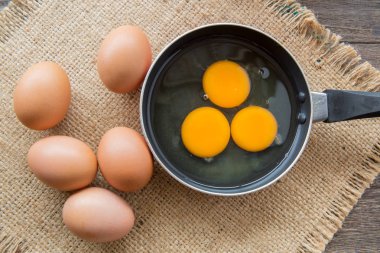 tavada tavuk yumurtası